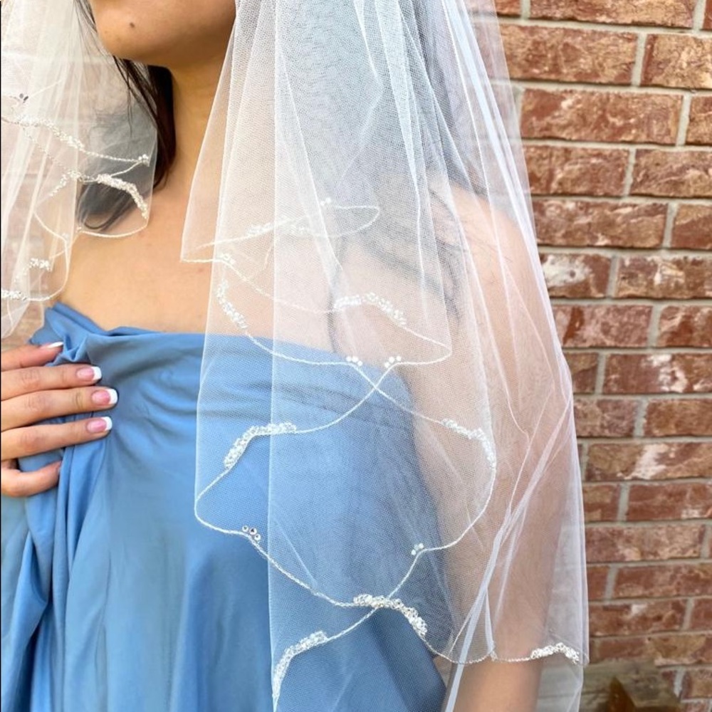 Crystal Cluster Scallop-Edge Fingertip Veil